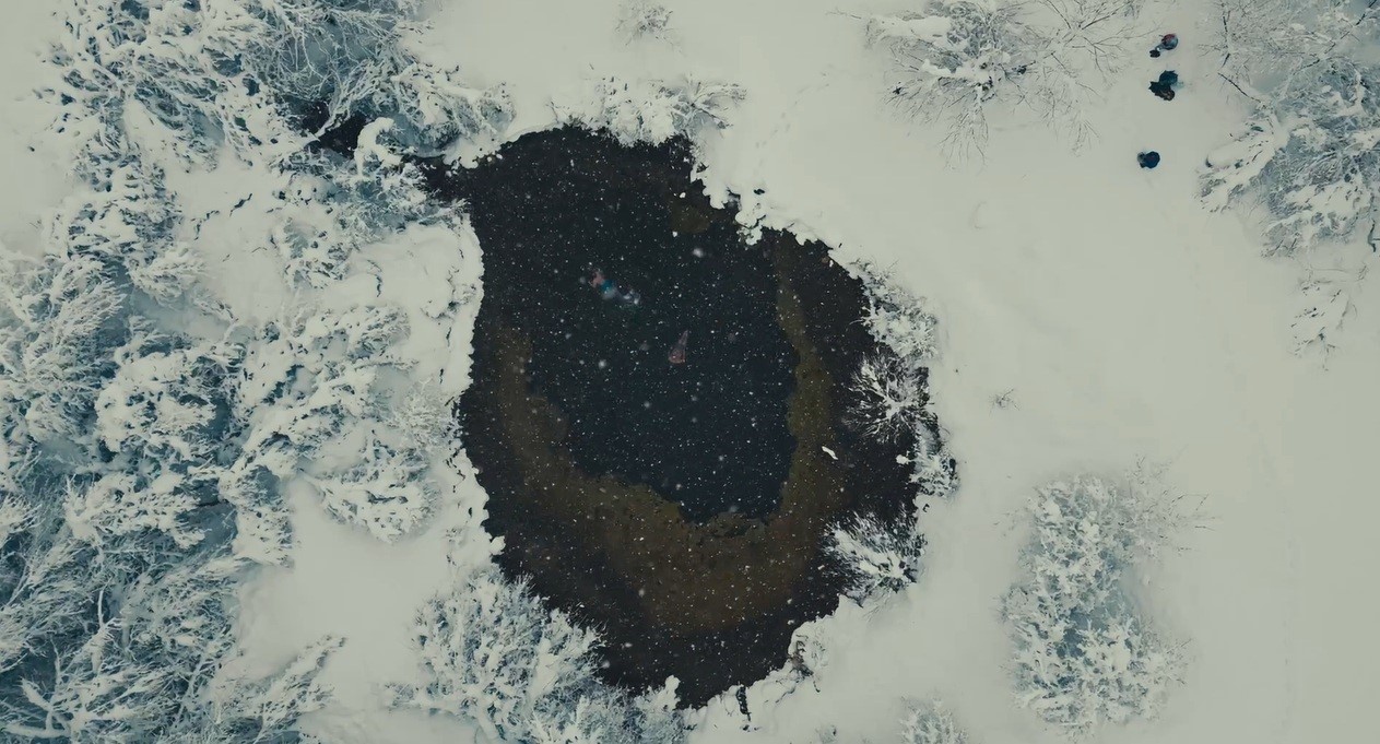 Muhteşem manzarada üç arkadaş kar yağışı altında gölette yüzdü
Muhteşem manzarada üç arkadaş kar yağışı altında gölette yüzdü