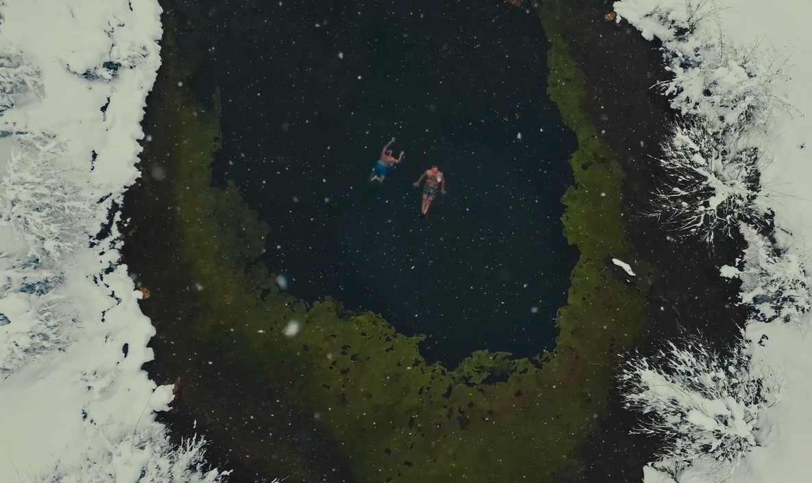 Muhteşem manzarada üç arkadaş kar yağışı altında gölette yüzdü
Muhteşem manzarada üç arkadaş kar yağışı altında gölette yüzdü