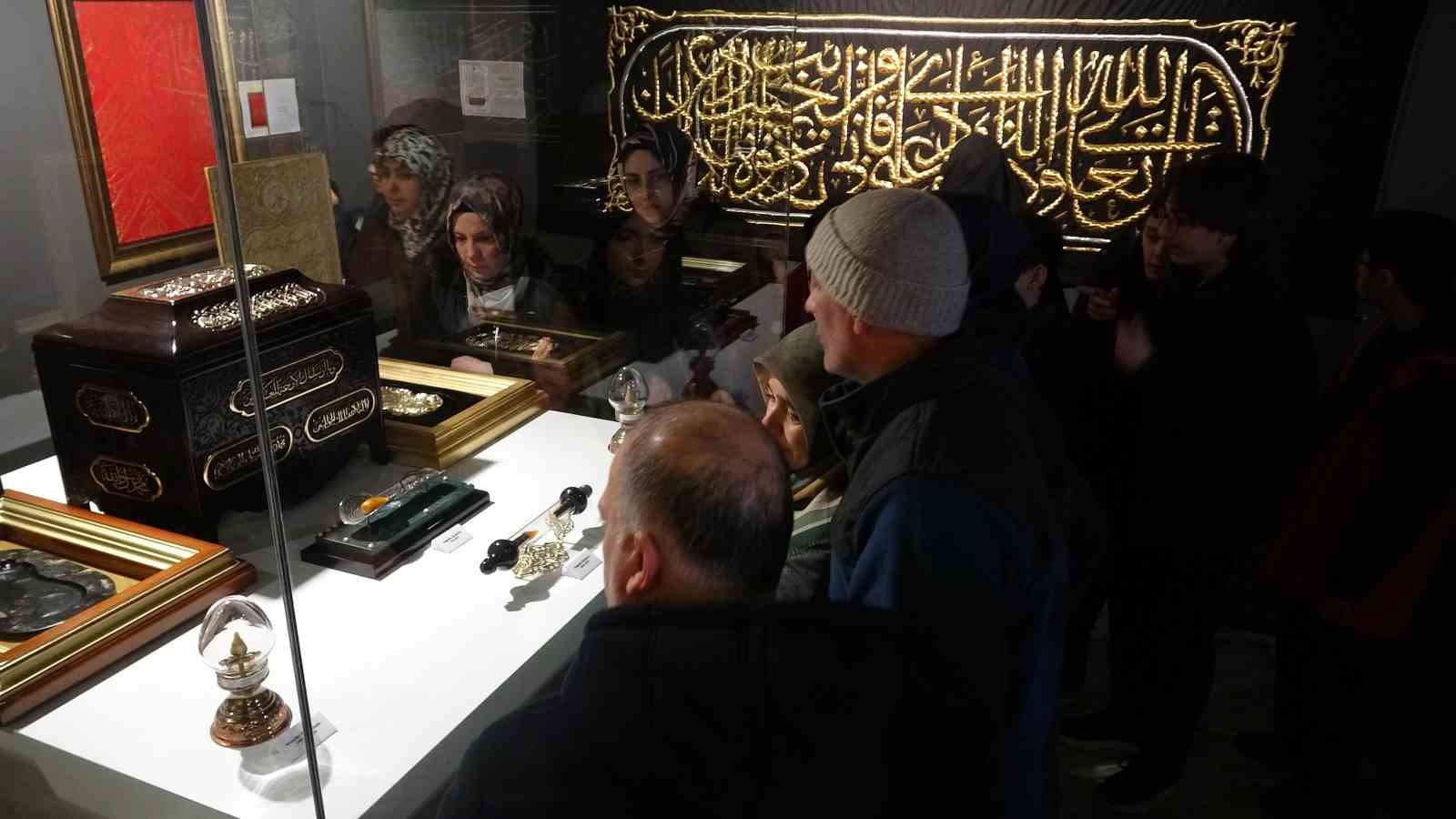 Mukaddes Emanetler Sergisi’ne yoğun ilgi
Mukaddes Emanetler Sergisi’ne yoğun ilgi