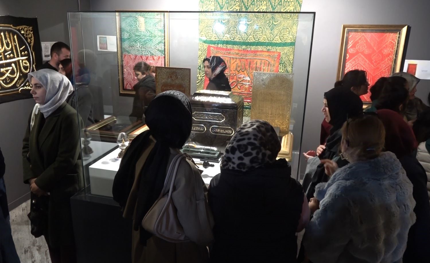 Mukaddes Emanetler Sergisi’ne yoğun ilgi
Mukaddes Emanetler Sergisi’ne yoğun ilgi