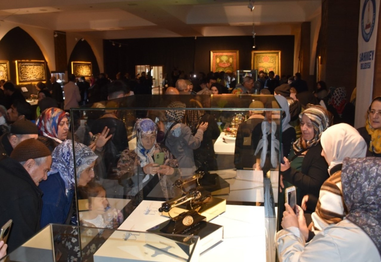 Mukaddes Emanetler Sergisi’ne yoğun ilgi
Mukaddes Emanetler Sergisi’ne yoğun ilgi