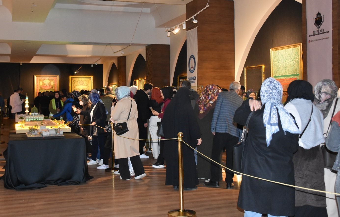 Mukaddes Emanetler Sergisi’ne yoğun ilgi
Mukaddes Emanetler Sergisi’ne yoğun ilgi