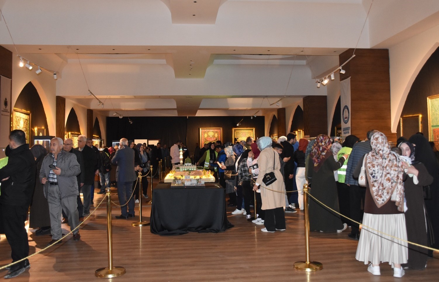 Mukaddes Emanetler Sergisi’ne yoğun ilgi
Mukaddes Emanetler Sergisi’ne yoğun ilgi