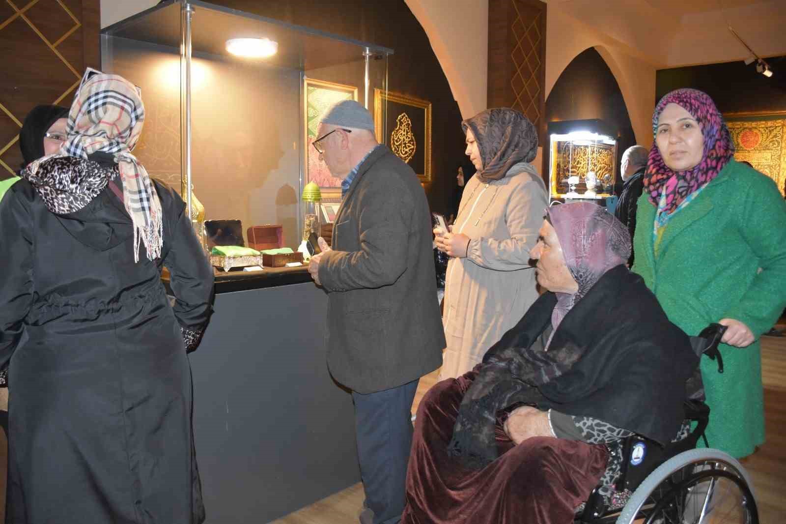 Mukaddes Emanetler Sergisi’ne yoğun ilgi
Mukaddes Emanetler Sergisi’ne yoğun ilgi