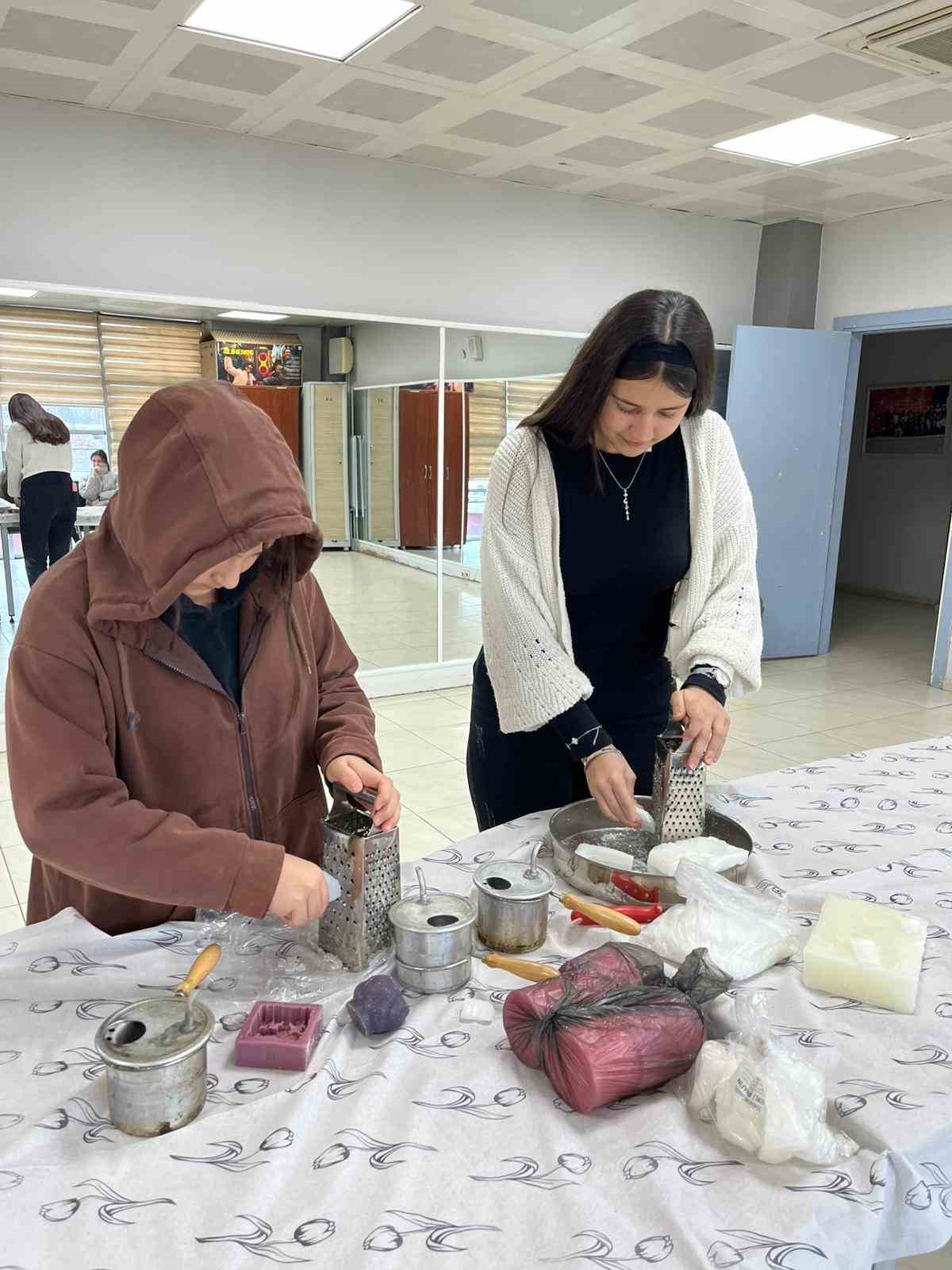 Mum atölyesi ilgi gördü
