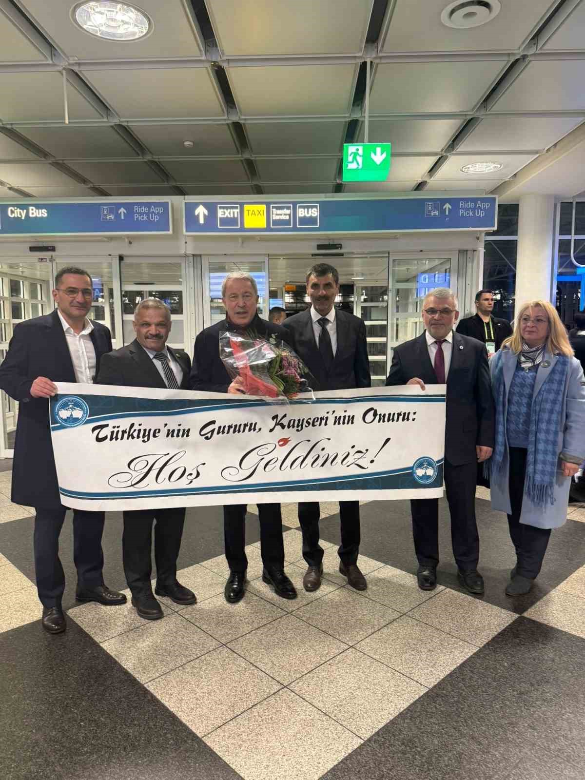 Münih’te Türk heyetine AKİB’ten coşkulu karşılama: Hulusi Akar’a büyük ilgi
