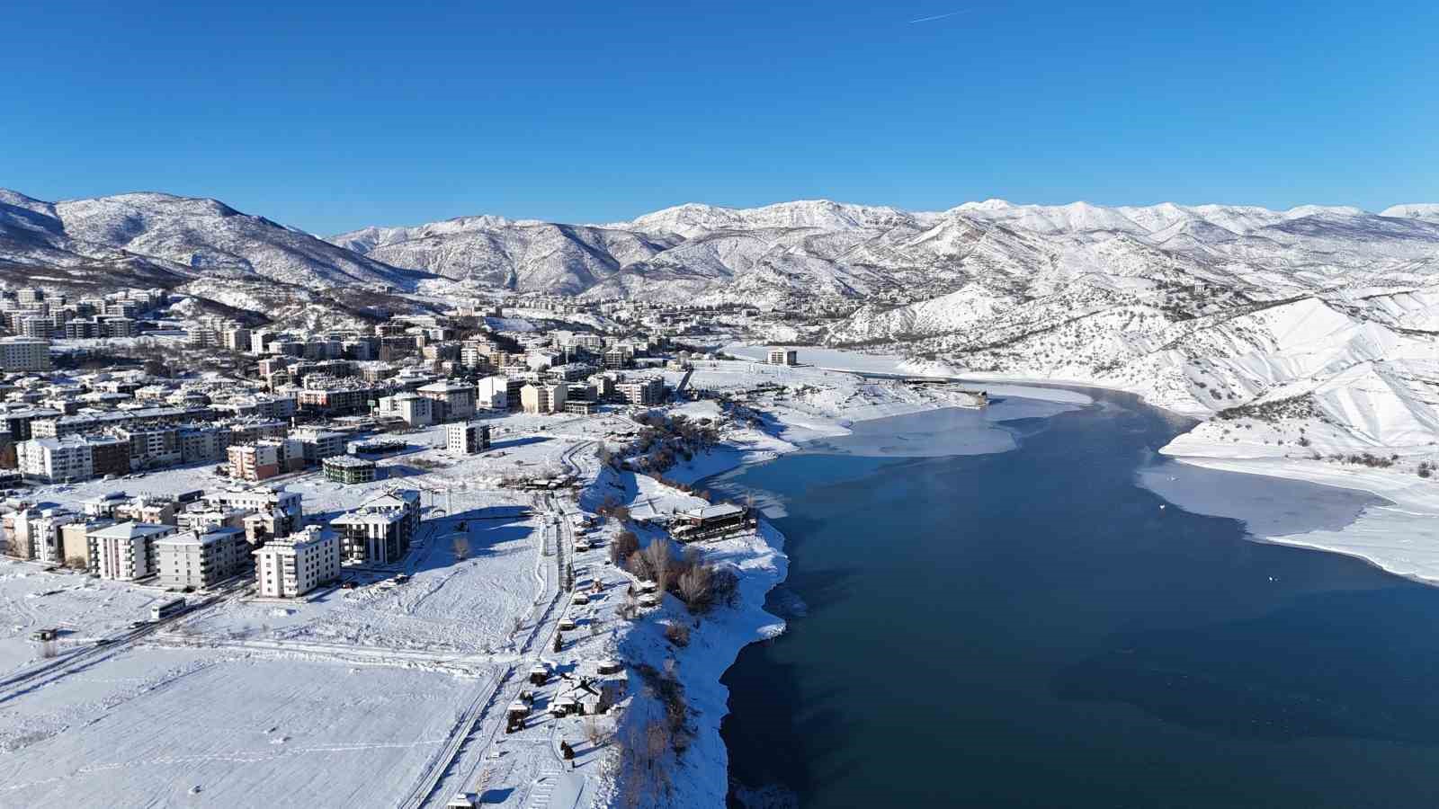 Munzur Nehri’nin kıyısında, karlar altında bir şehir: Tunceli, havadan görüntülendi
