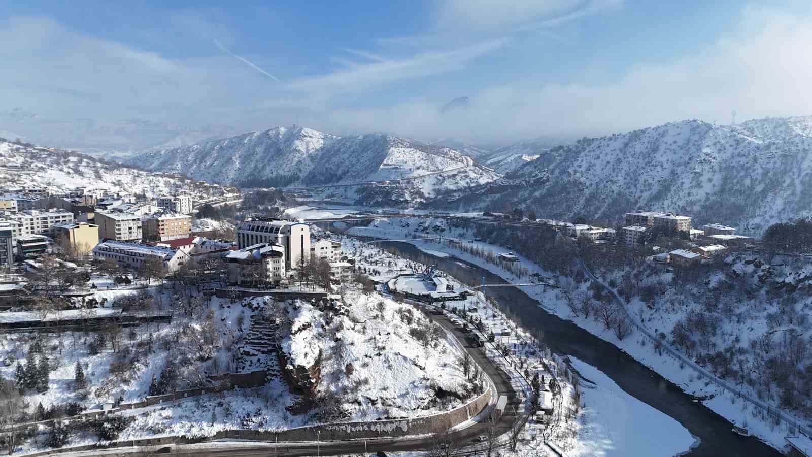 Munzur Nehri’nin kıyısında, karlar altında bir şehir: Tunceli, havadan görüntülendi
