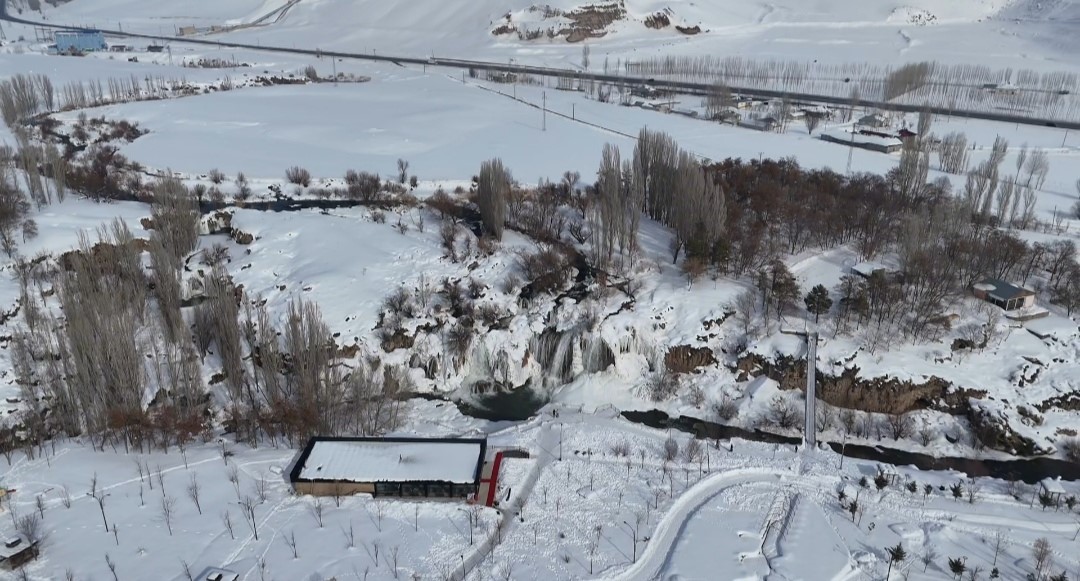 Muradiye Şelalesi beyaz gelinliğini giydi
