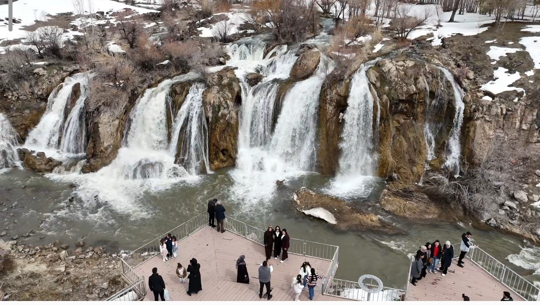 Muradiye Şelalesi her mevsim ayrı bir güzel

