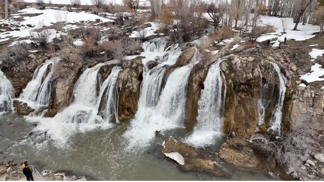 Muradiye Şelalesi her mevsim ayrı bir güzel
