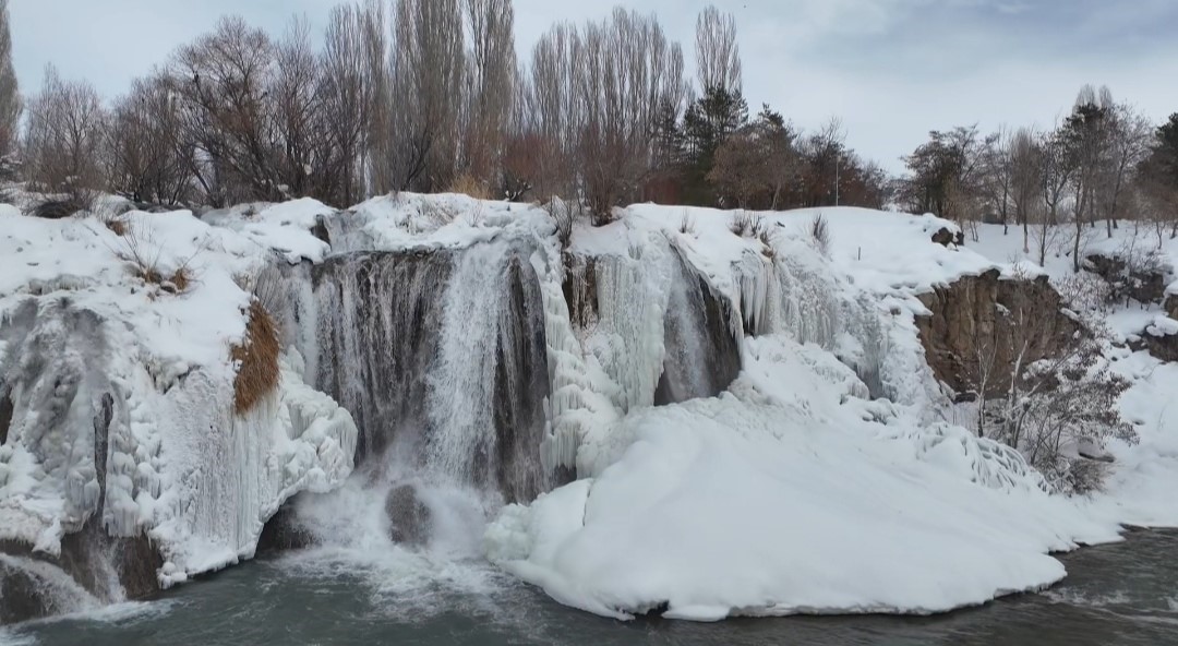 Muradiye Şelalesi mevsimlerin ötesinde bir güzellik

