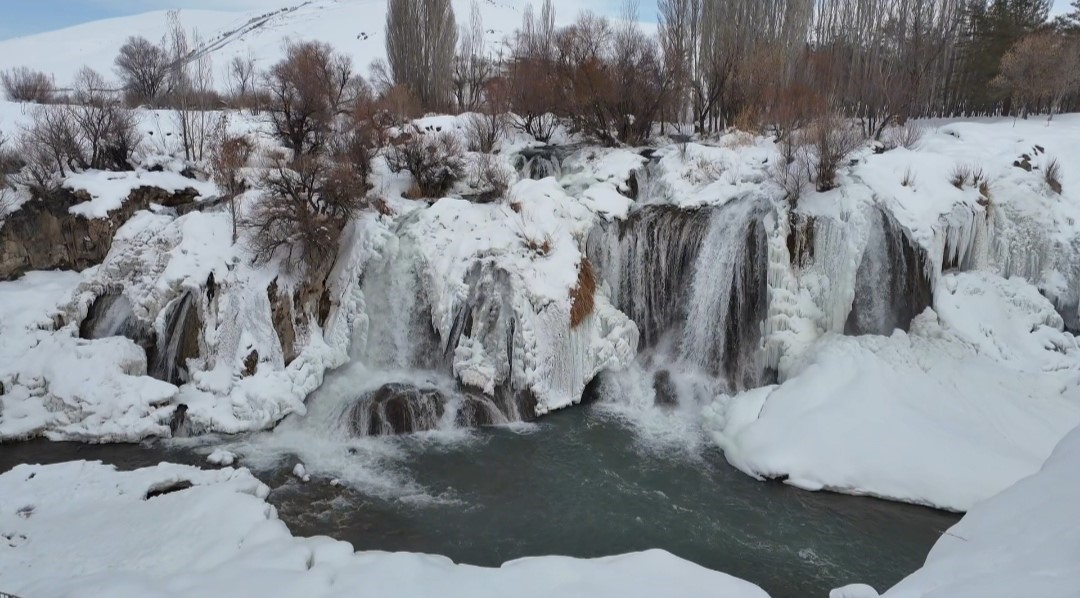 Muradiye Şelalesi mevsimlerin ötesinde bir güzellik
