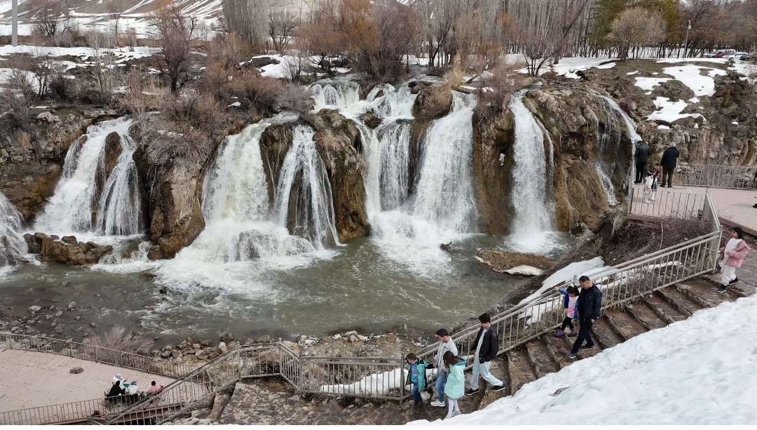 Muradiye Şelalesi mevsimlerin ötesinde bir güzellik
