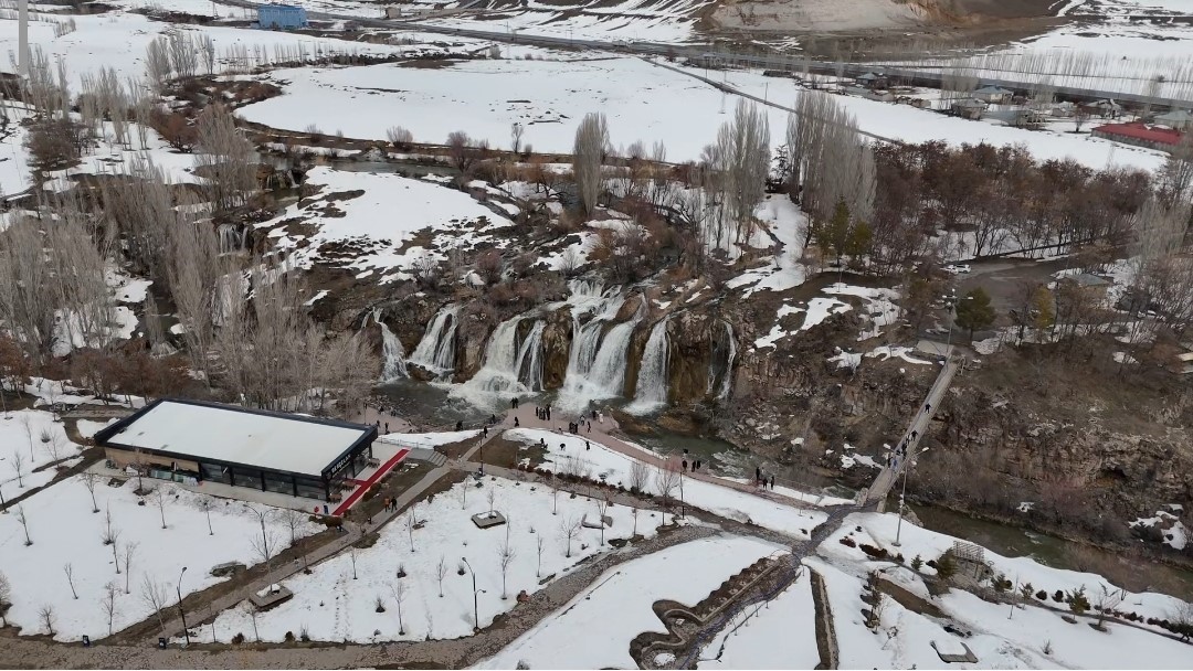 Muradiye Şelalesi mevsimlerin ötesinde bir güzellik
