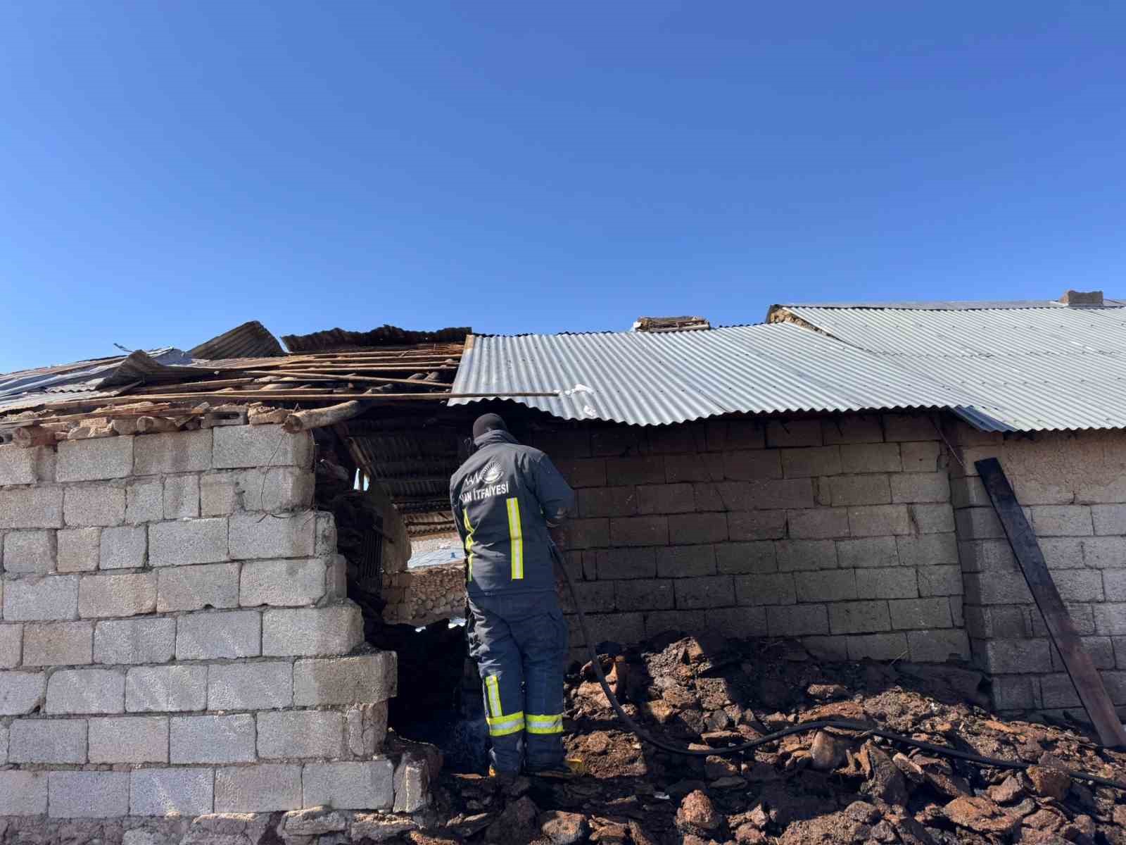 Muradiye’de ahır yangını
