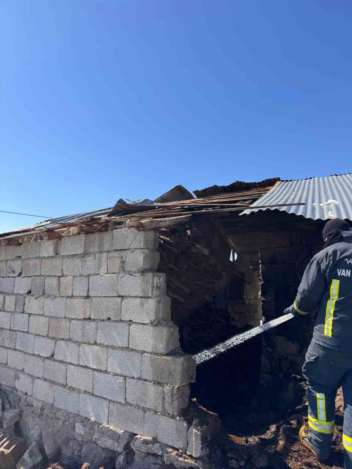 Muradiye’de ahır yangını
