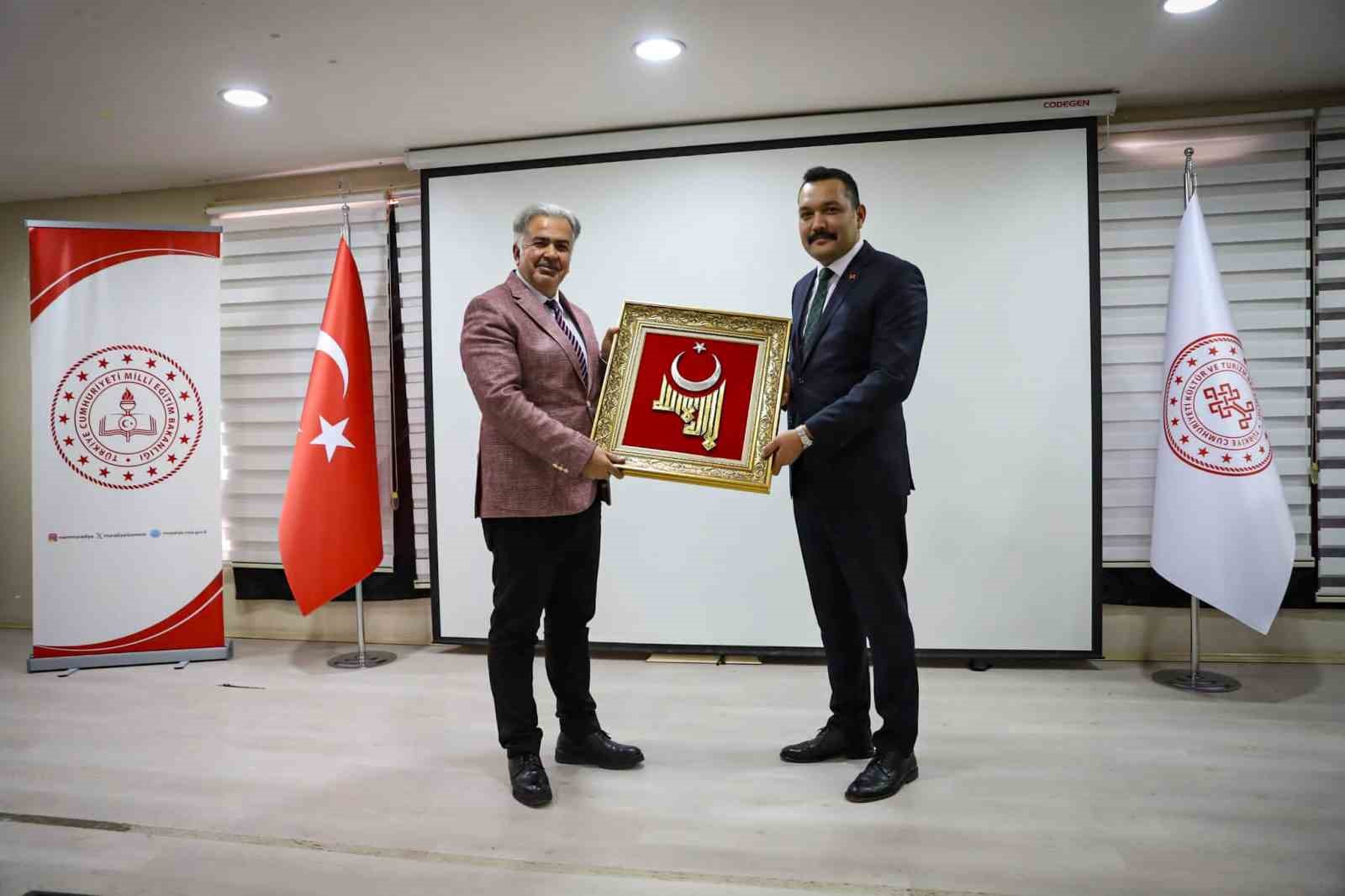 Muradiye’de "Eğitim Yönetiminde Liderlik, Vizyon ve Yönetim Semineri" düzenlendi
