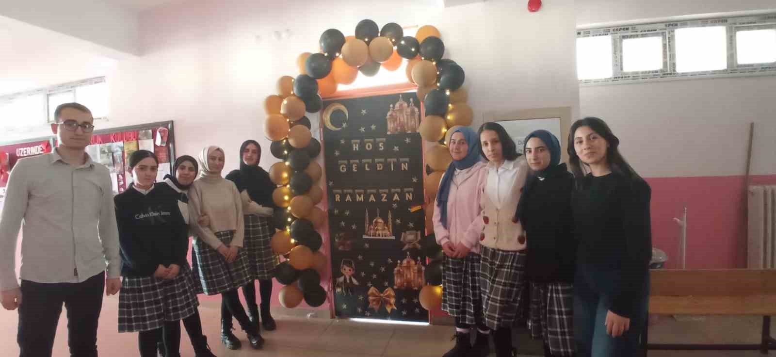 Muradiye’de Ramazan coşkusu kapılara yansıdı
Muradiye’de Ramazan coşkusu kapılara yansıdı