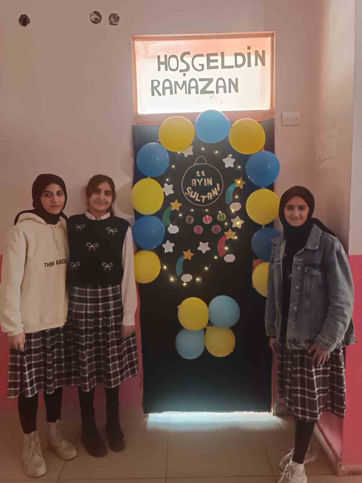 Muradiye’de Ramazan coşkusu kapılara yansıdı
Muradiye’de Ramazan coşkusu kapılara yansıdı