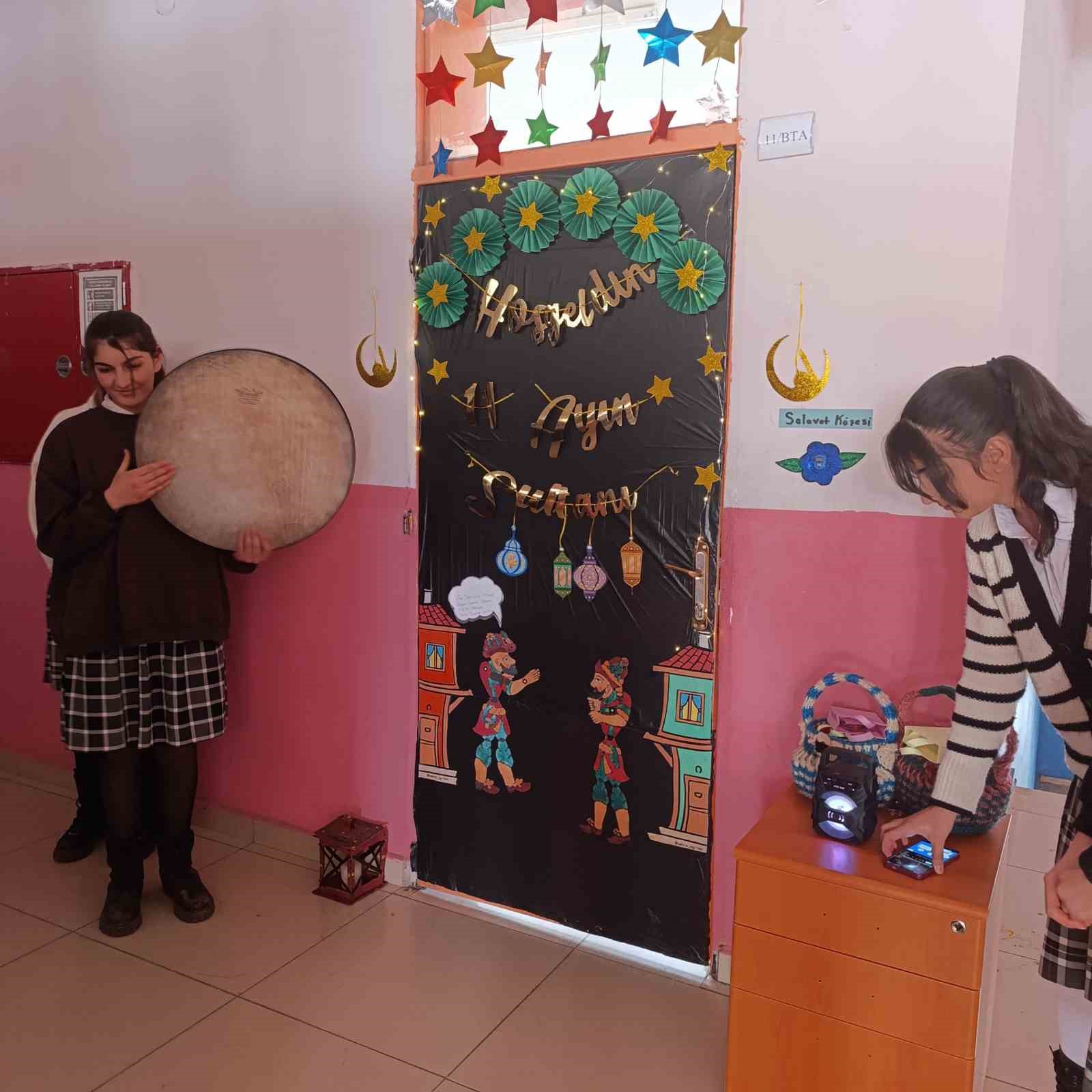 Muradiye’de Ramazan coşkusu kapılara yansıdı
Muradiye’de Ramazan coşkusu kapılara yansıdı