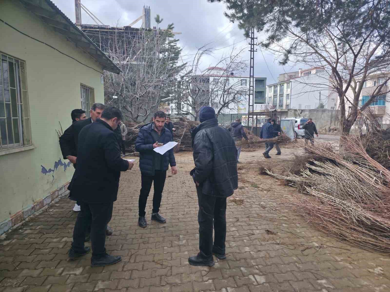 Muradiye’de yüzde 90 hibeli 50 bin adet meyve fidanı dağıtımı yapıldı
