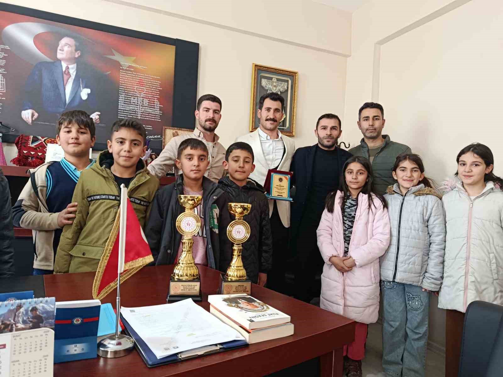 Muradiye’nin minik halk oyuncuları il birincisi oldu
