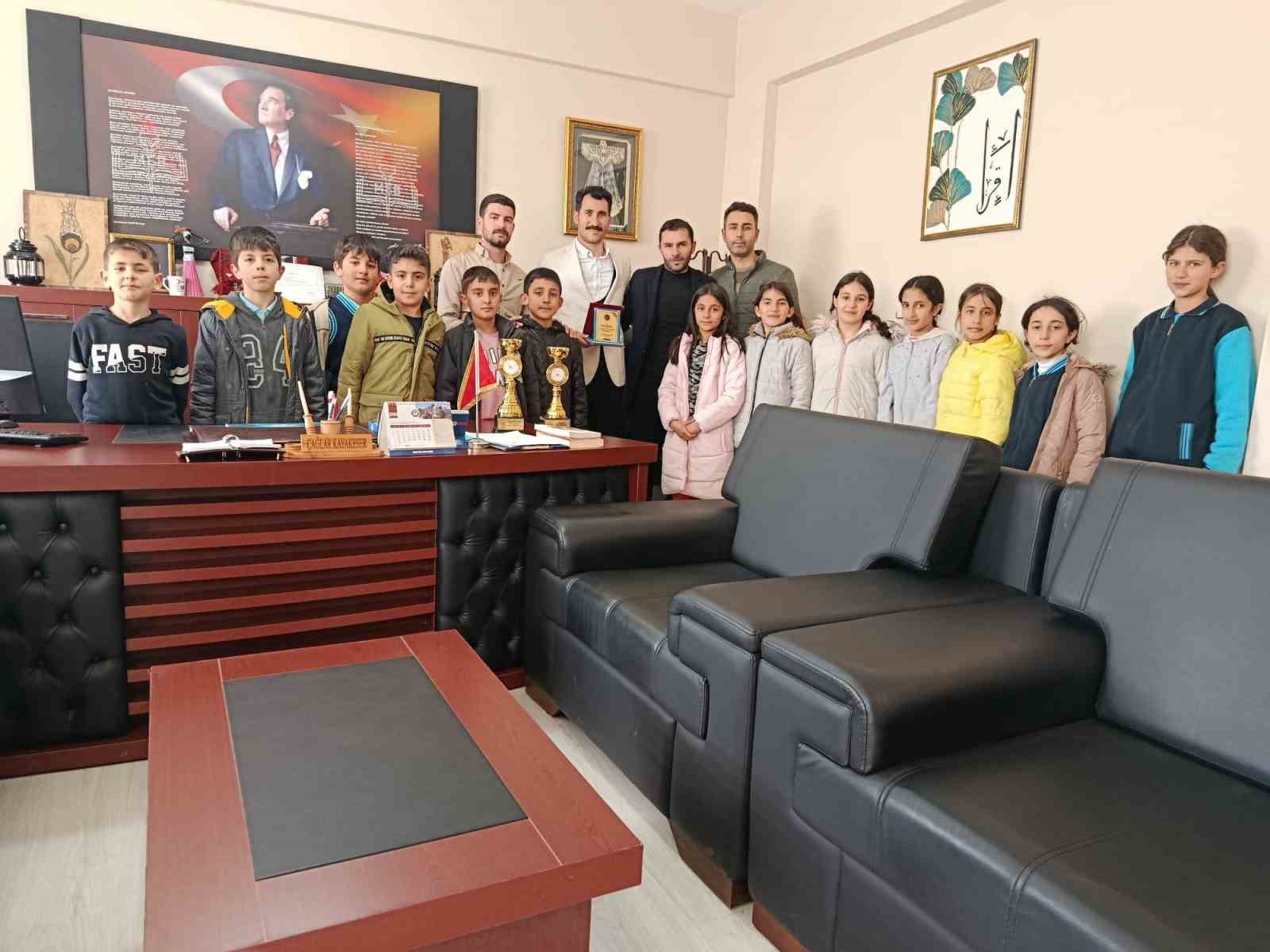 Muradiye’nin minik halk oyuncuları il birincisi oldu
