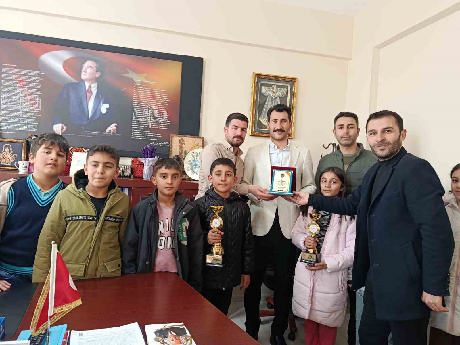 Muradiye’nin minik halk oyuncuları il birincisi oldu
