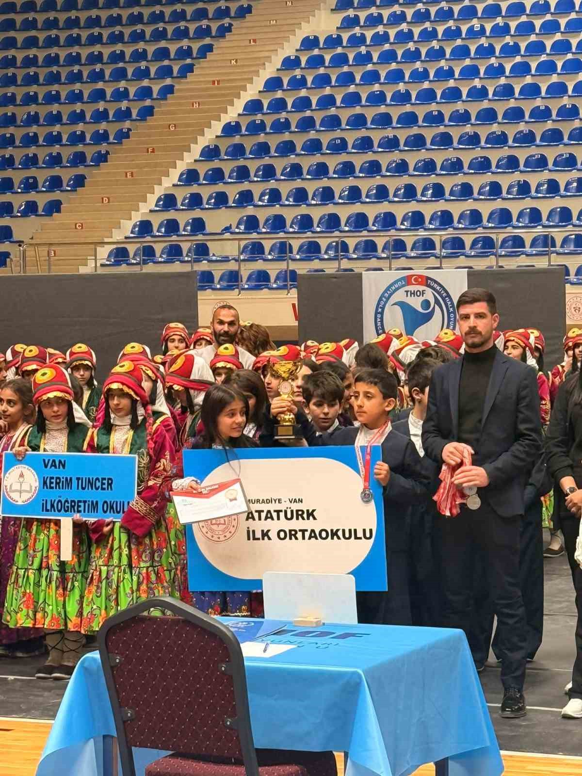 Muradiye’nin minik halk oyuncuları il birincisi oldu
