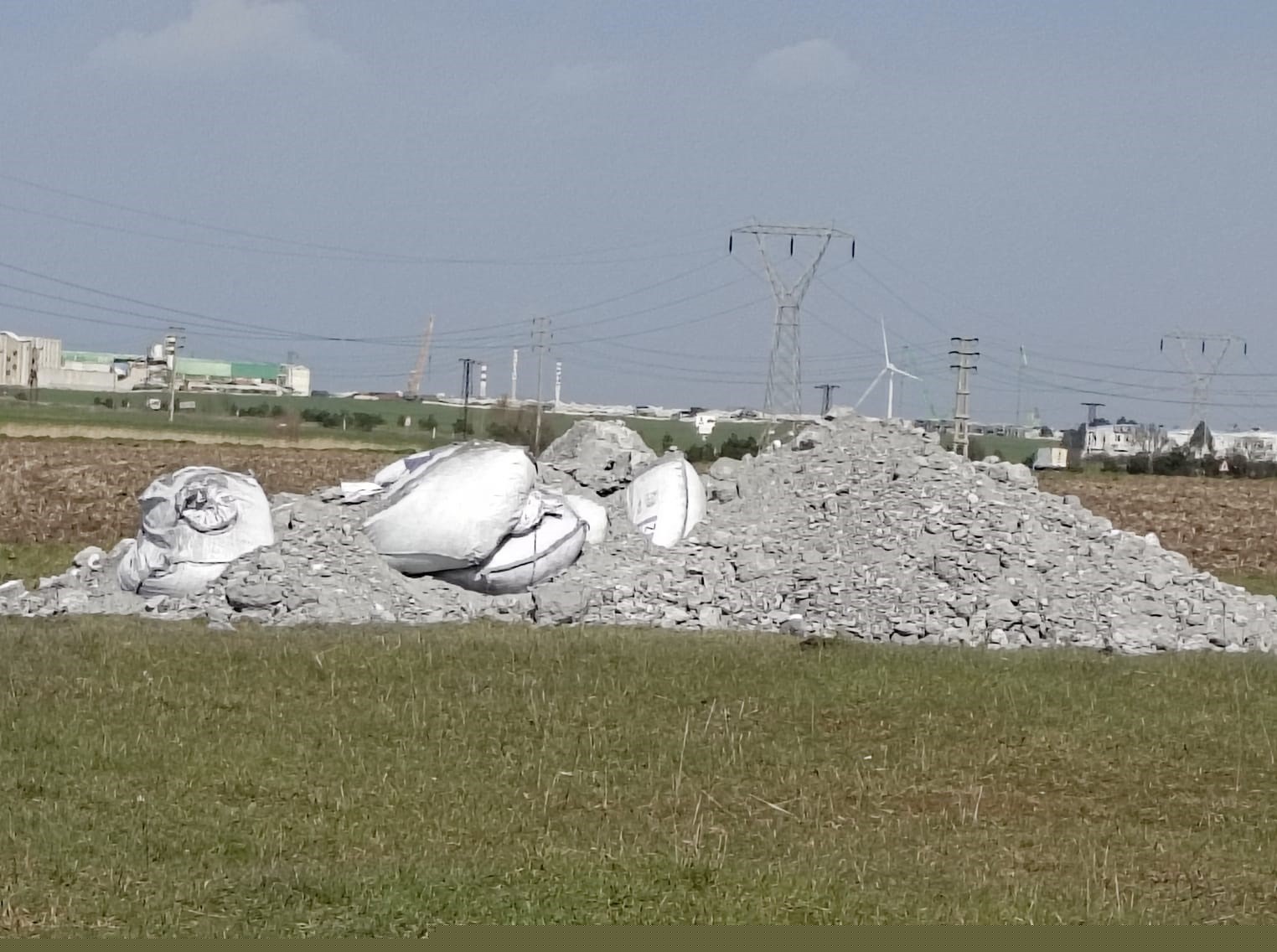 Muratlı’da mera alanına atık döküldü
