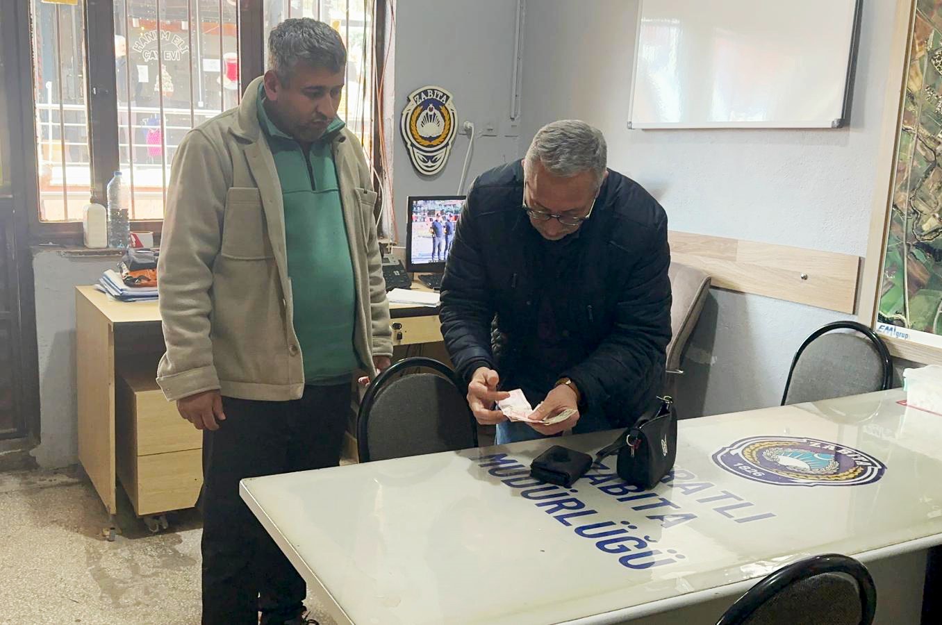 Muratlı’da örnek davranış: Parkta bulduğu çantayı zabıtaya teslim etti
