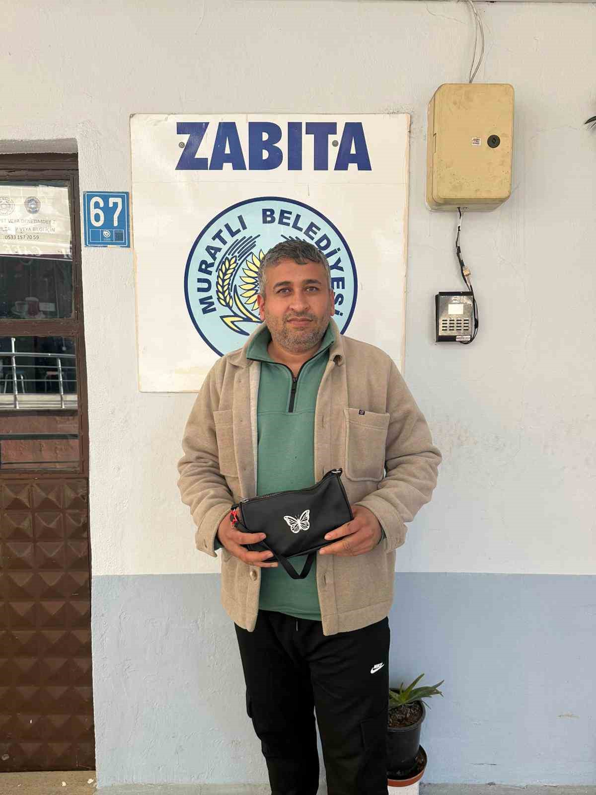 Muratlı’da örnek davranış: Parkta bulduğu çantayı zabıtaya teslim etti
