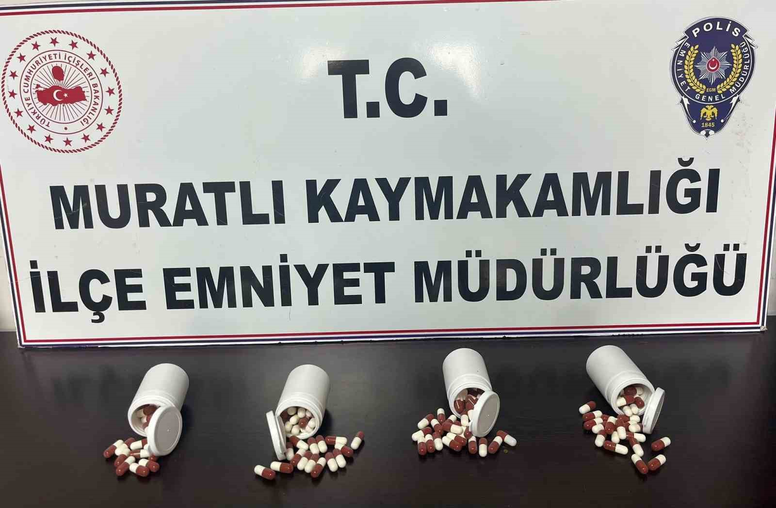 Muratlı’da uyuşturucu operasyonu: 210 sentetik hap ele geçirildi
Muratlı’da uyuşturucu operasyonu: 210 sentetik hap ele geçirildi