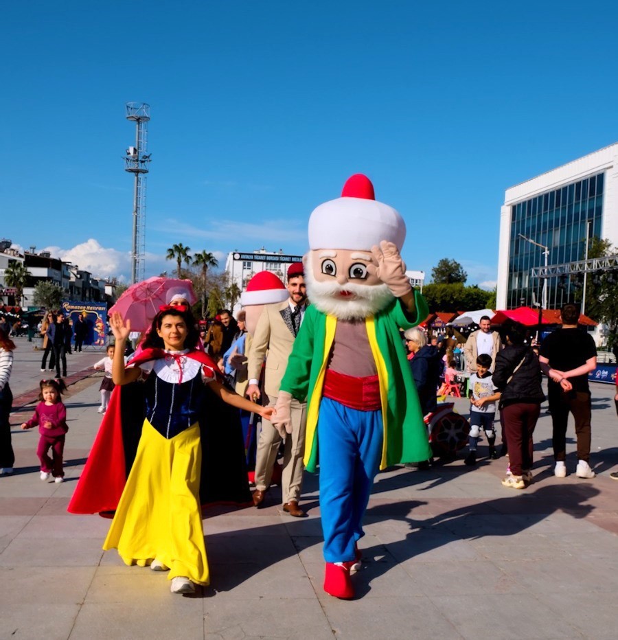 Muratpaşa Kent Meydanı’nda Ramazan buluşmaları devam ediyor
Muratpaşa Kent Meydanı’nda Ramazan buluşmaları devam ediyor