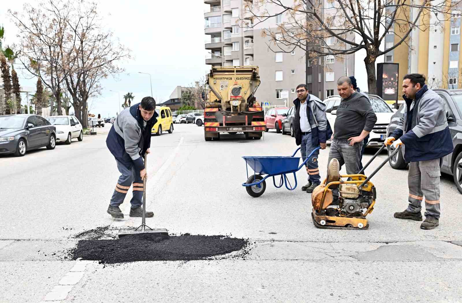 Muratpaşa’da yollar onarılıyor
