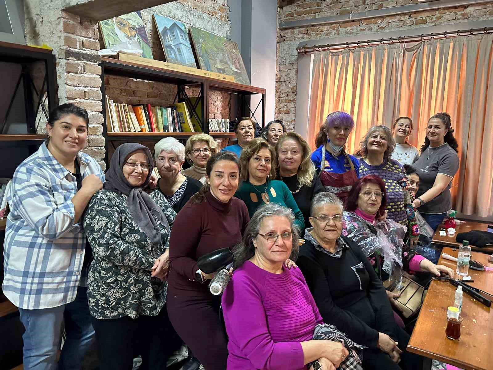 Muratpaşa’nın Yaşlı Evleri’nde kişisel bakım uygulaması
