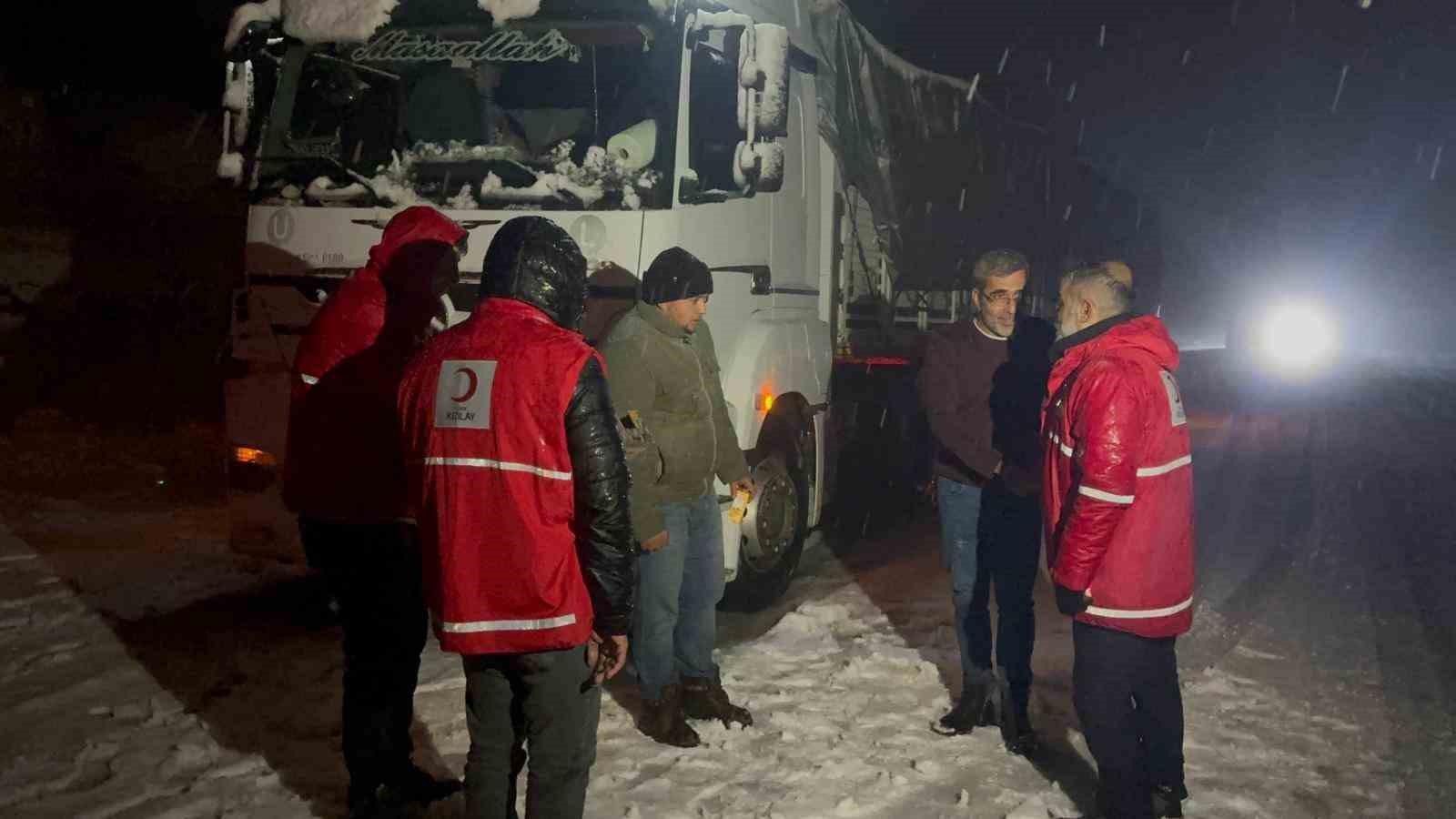 Muş-Bingöl kara yolunda mahsur kalan 40 araçtaki yaklaşık 80 kişi kurtarıldı
