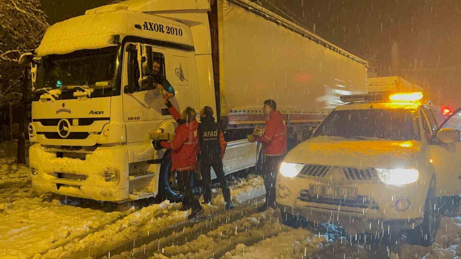 Muş-Bingöl kara yolunda mahsur kalan 40 araçtaki yaklaşık 80 kişi kurtarıldı
