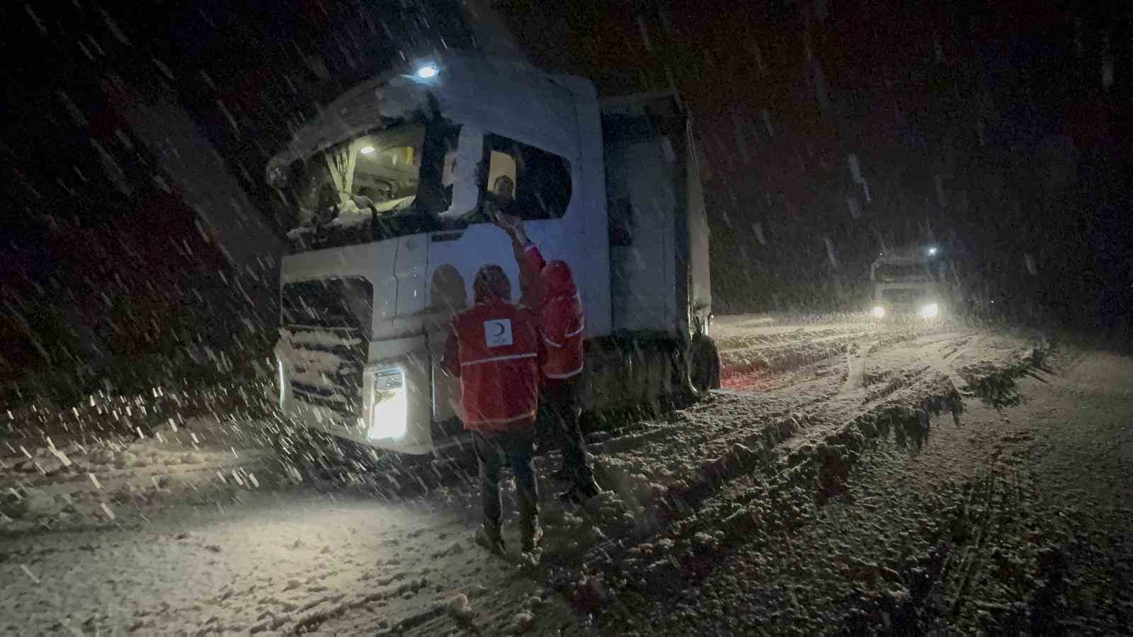 Muş-Bingöl kara yolunda mahsur kalan 40 araçtaki yaklaşık 80 kişi kurtarıldı
