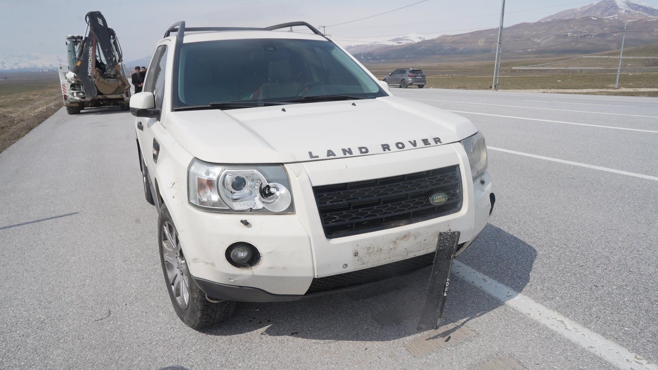 Muş-Bingöl karayolunda SUV tipi araç keçi sürüsüne çarptı: 10 hayvan telef oldu
