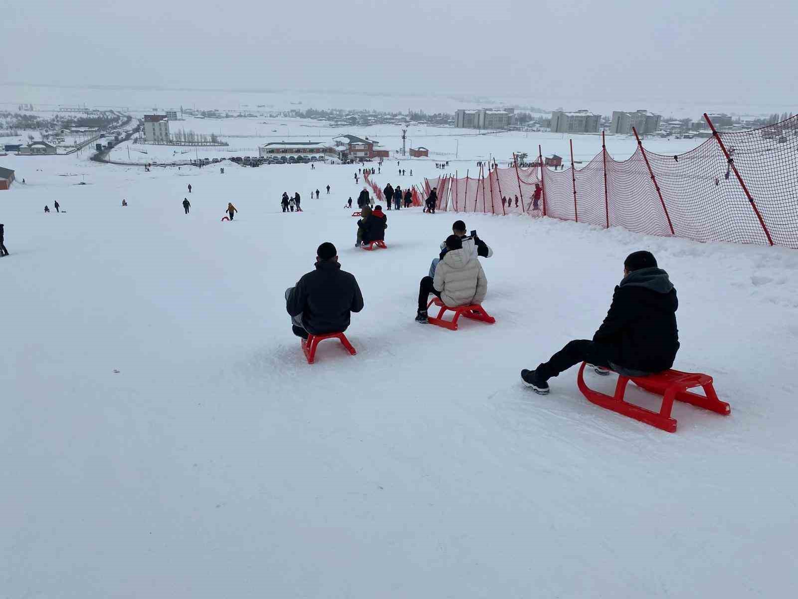 Muş Çocuk Evleri Sitesi’nden çocuklara yarıyıl tatilinde kayak keyfi
