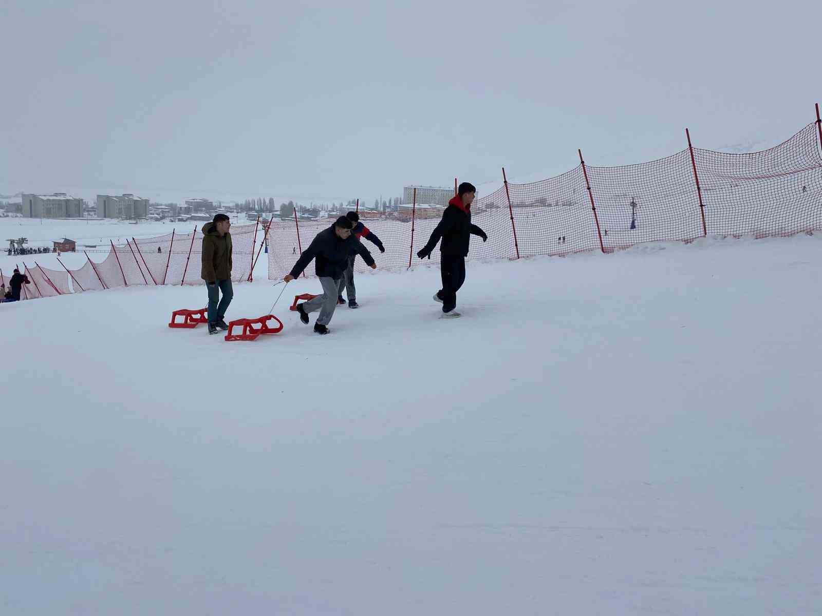Muş Çocuk Evleri Sitesi’nden çocuklara yarıyıl tatilinde kayak keyfi
