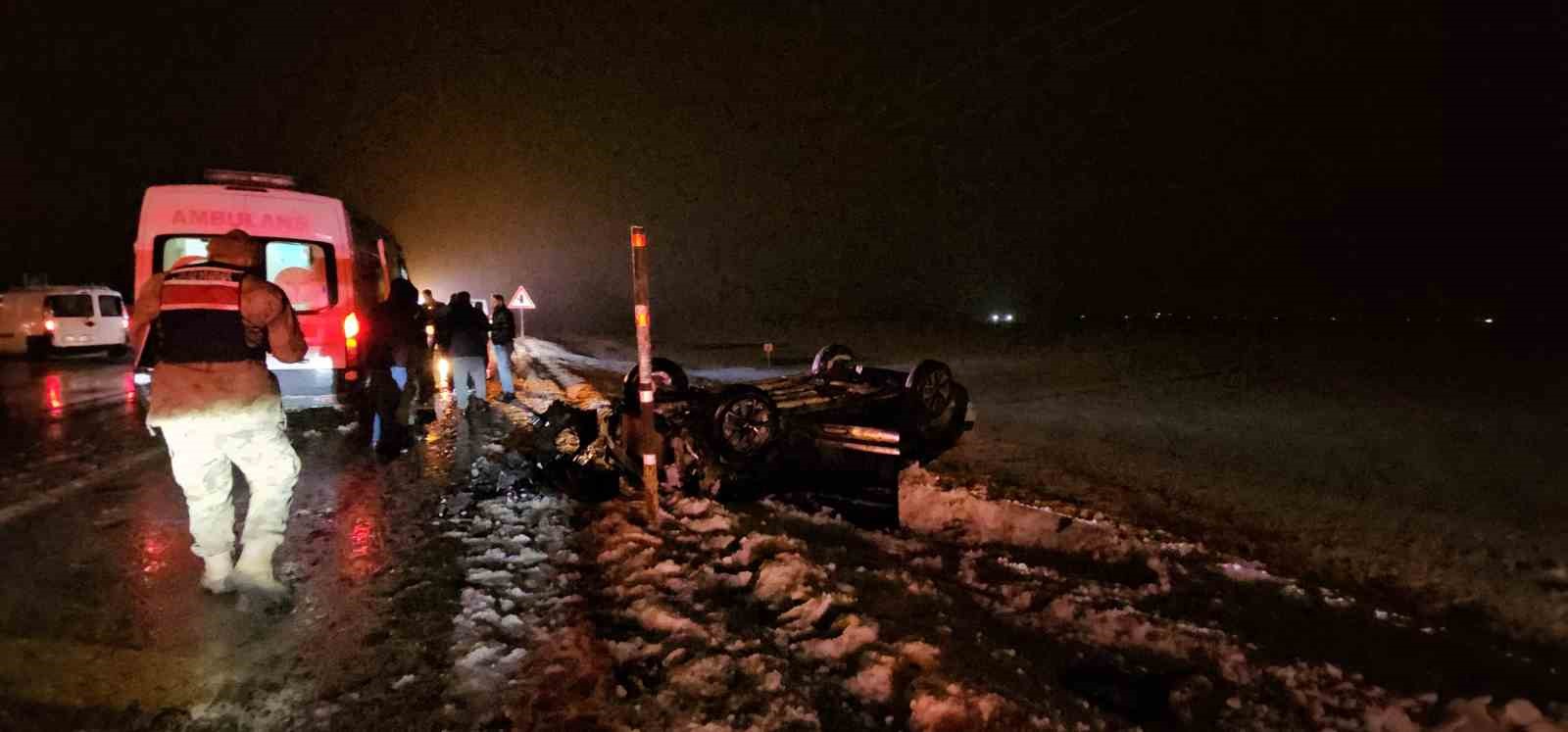 Muş-Erzurum yolunda takla atan otomobil şarampole yuvarlandı: 2 yaralı
