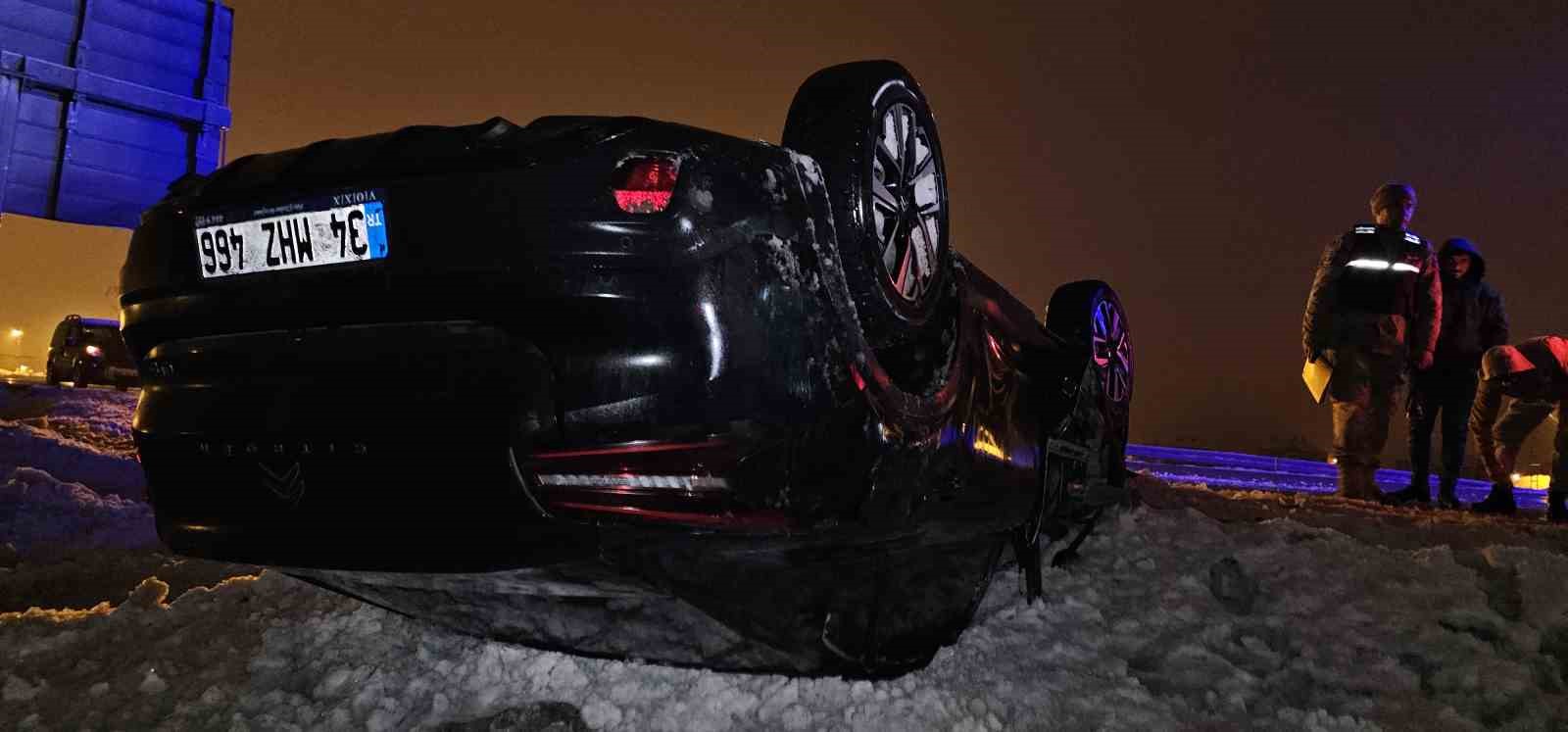 Muş-Erzurum yolunda takla atan otomobil şarampole yuvarlandı: 2 yaralı
