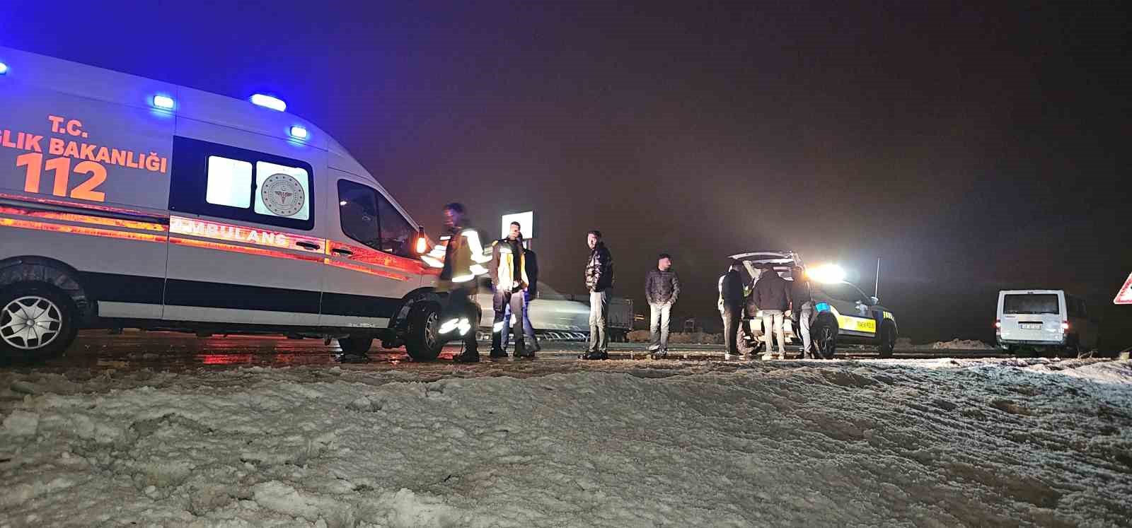 Muş-Erzurum yolunda takla atan otomobil şarampole yuvarlandı: 2 yaralı
