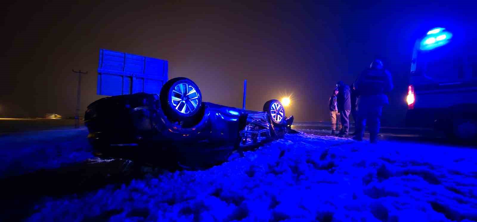 Muş-Erzurum yolunda takla atan otomobil şarampole yuvarlandı: 2 yaralı
