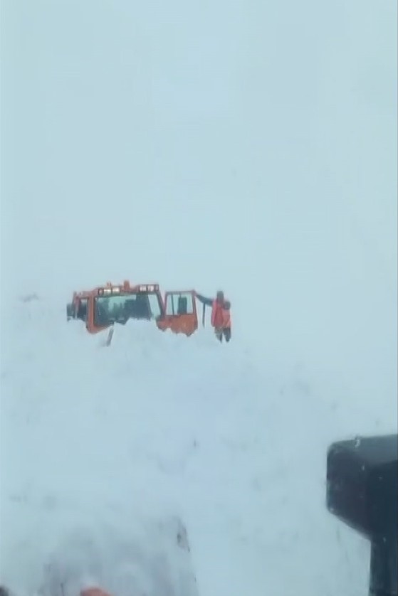 Muş-Kulp kara yolunda iş makinesinin üzerine çığ düştü
