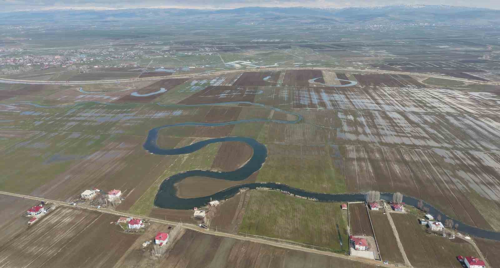 Muş Ovası’nda kar erimesi ve sağanak tarım arazilerini sular altında bıraktı
