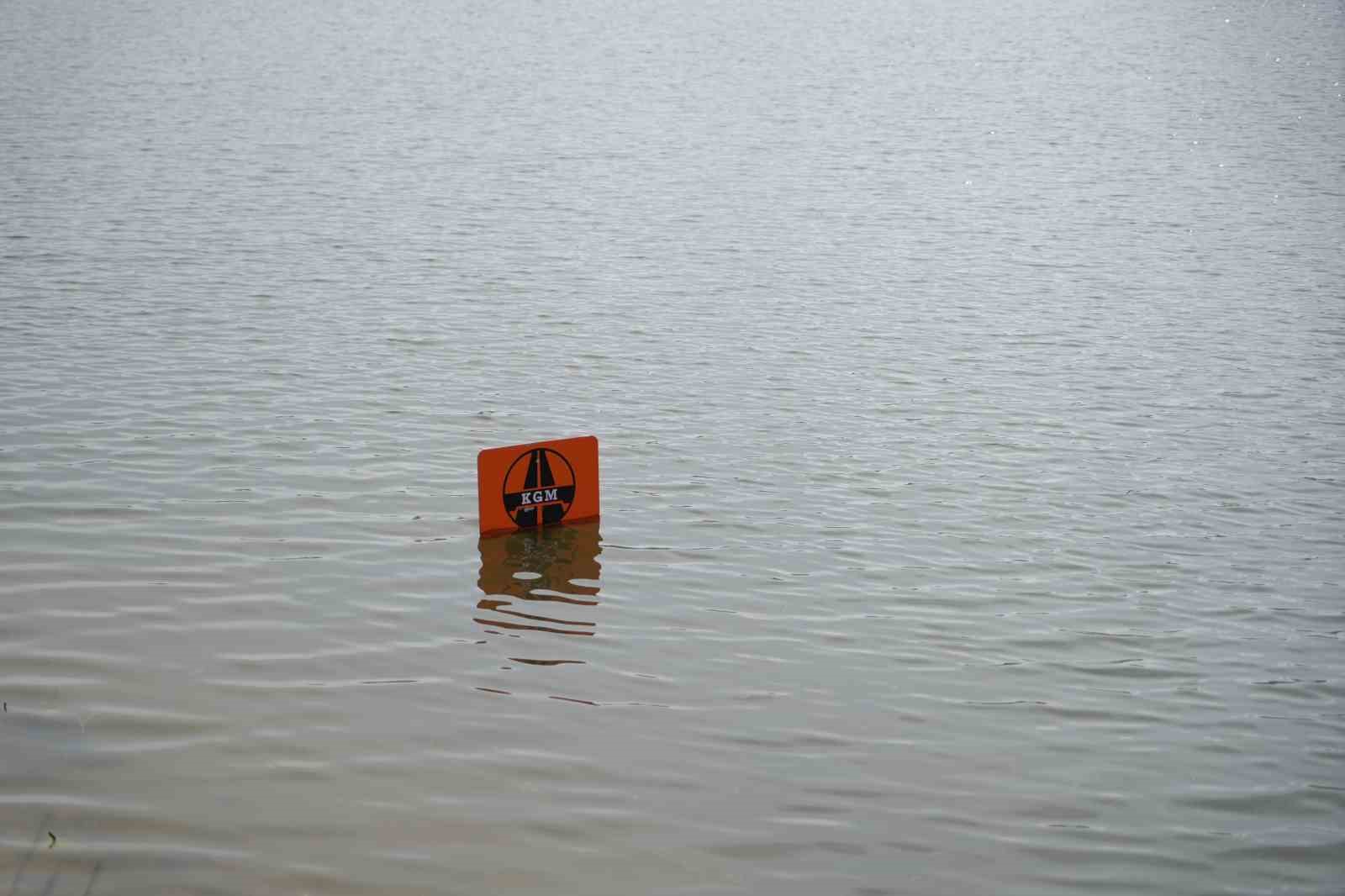 Muş Ovası’nda kar erimesi ve sağanak tarım arazilerini sular altında bıraktı
